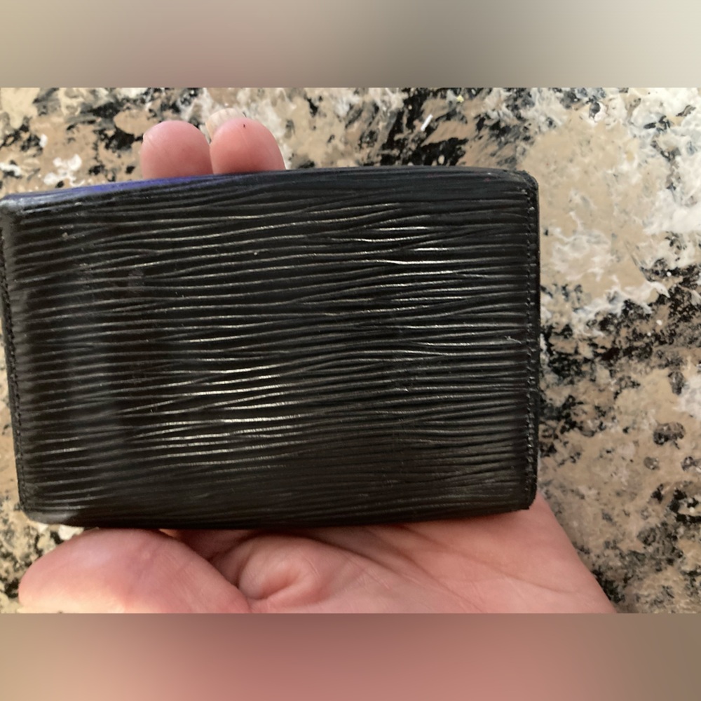 Louis Vuitton VINTAGE Epi 6 Key Holder in a beautiful noir color. - Picture 2 of 12